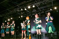 花束を抱えてもじもじするミミミユ（中央）。