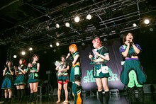 花束を抱えてもじもじするミミミユ（中央）。