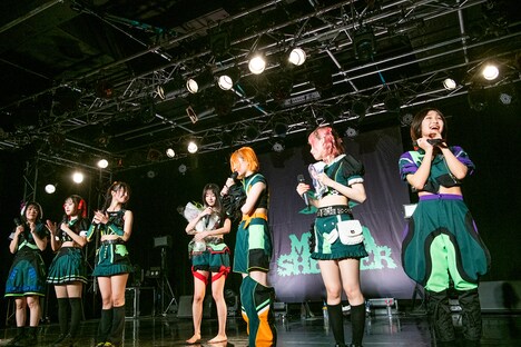 花束を抱えてもじもじするミミミユ（中央）。