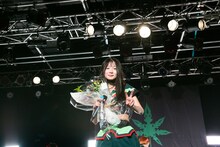 ステージを去るミミミユ。