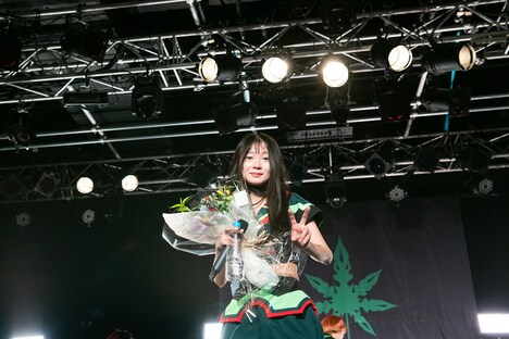 ステージを去るミミミユ。