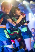 ミミミユ（中央）に抱き付くタマネ（左）とブラジル（右）。