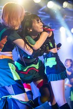 ミミミユ（中央）に抱き付くタマネ（左）とブラジル（右）。