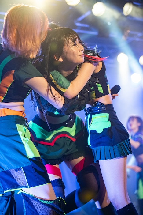 ミミミユ（中央）に抱き付くタマネ（左）とブラジル（右）。