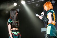 手紙を読むタマネ（右）。