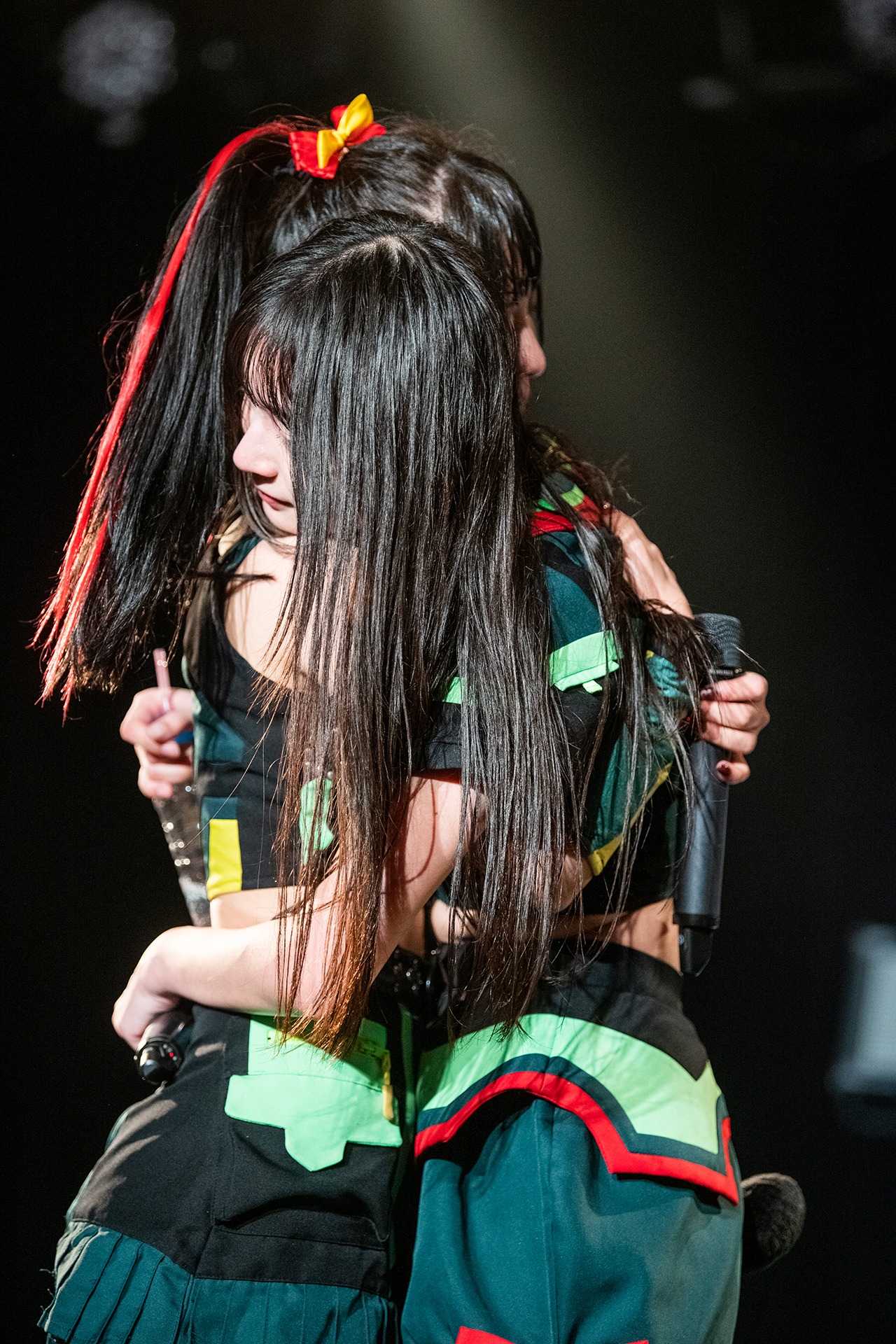 抱き合うブラジル（左）とミミミユ（右）。