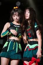 涙を流すブラジル（左）。