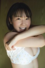 甲斐心愛（STU48）の1st写真集より。(c)KADOKAWA（撮影：カノウリョウマ）