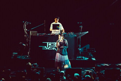 BONIIE PINKを迎えた「衣替え」のパフォーマンスの様子。（撮影：横山純）