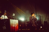 STUTSを迎えた「One」のパフォーマンスの様子。（撮影：横山純）