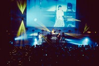 新井ひとみとokadadaを迎えた「 マジ勉NOW！」のパフォーマンスの様子。（撮影：横山純）