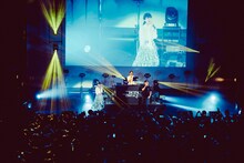 新井ひとみとokadadaを迎えた「 マジ勉NOW！」のパフォーマンスの様子。（撮影：横山純）