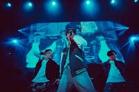 NOAを迎えた「TAXI」のパフォーマンスの様子。（撮影：横山純）