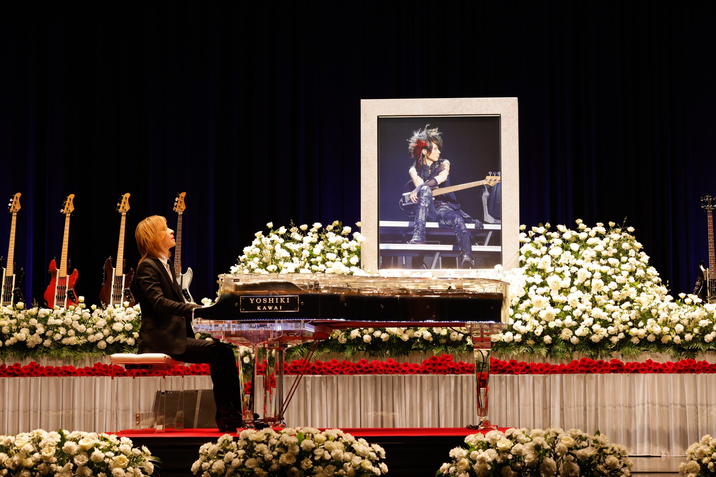 お別れ会で演奏するYOSHIKI。