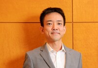 言語 / 音声学者の川原繁人。