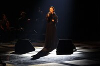 「遙かなる影」を歌唱する原田知世。（写真提供：NHK）