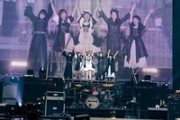 「BAND-MAID 10TH ANNIVERSARY TOUR」11月26日公演の様子。（Photo by MASANORI FUJIKAWA）