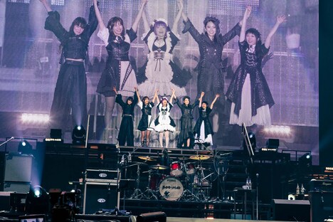 「BAND-MAID 10TH ANNIVERSARY TOUR」11月26日公演の様子。（Photo by MASANORI FUJIKAWA）