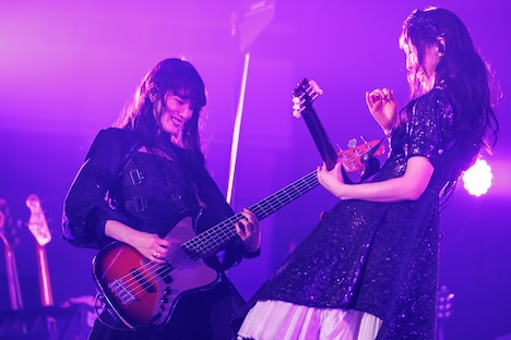 左からMISA（B）、KANAMI（G）。（Photo by Viola Kam [V’z Twinkle] ）