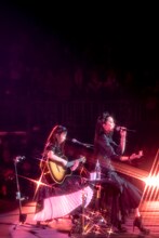 左からKANAMI（G）、SAIKI（Vo）。（Photo by Viola Kam [V’z Twinkle] ）