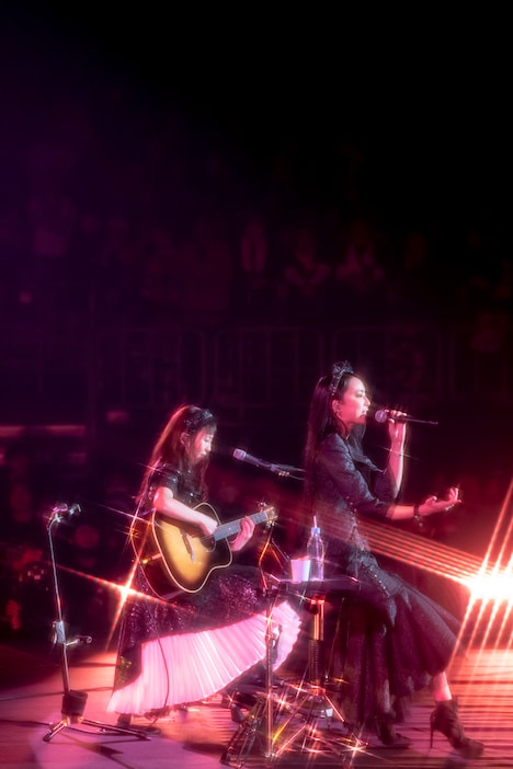 左からKANAMI（G）、SAIKI（Vo）。（Photo by Viola Kam [V’z Twinkle] ）