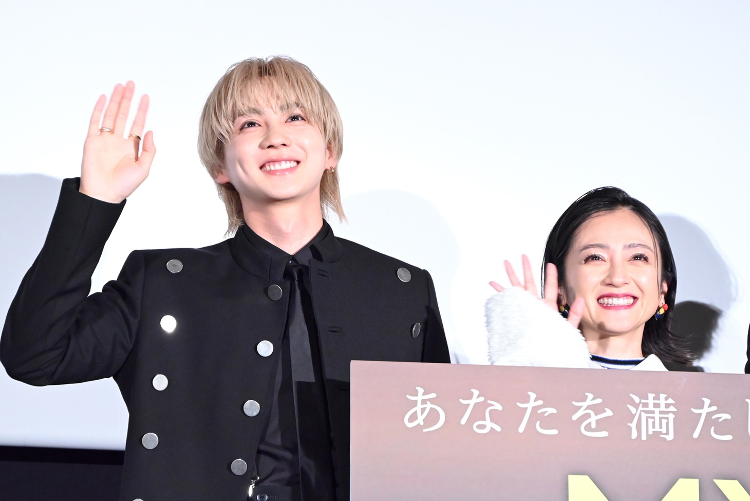左から吉野北人（THE RAMPAGE）、安達祐実。