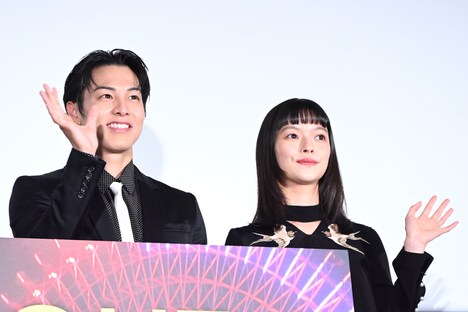 左からRIKU(THE RAMPAGE)、夏子。