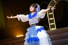 小倉唯、始まりの場所で踏み出した新たな一歩　ピアノ生演奏をバックに歌唱で魅了