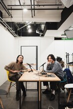 左からYONCE、三船雅也。