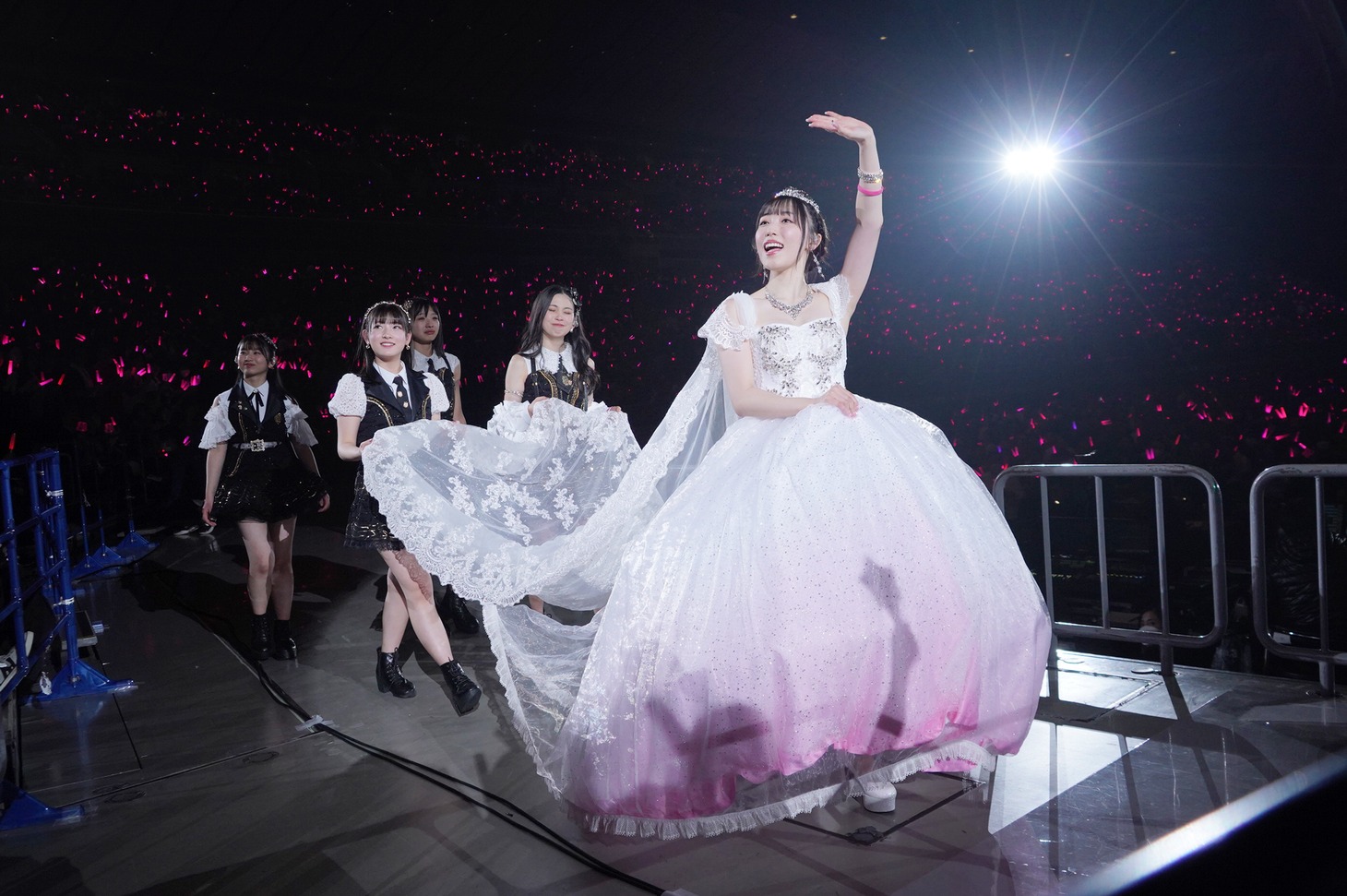 ファンの声援に応える譜久村聖とモーニング娘。'23メンバー。