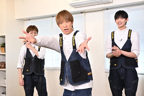 左からHARUA、小山慶一郎、JO。(c)TBS