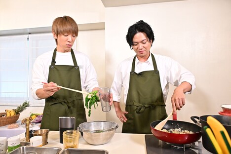 左から小山慶一郎、加藤シゲアキ。(c)TBS
