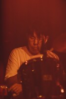 岸田佳也（Dr）（撮影：タイコウクニヨシ）