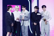 TOMORROW X TOGETHER  (c)CJ ENM Co., Ltd, All Rights Reserved