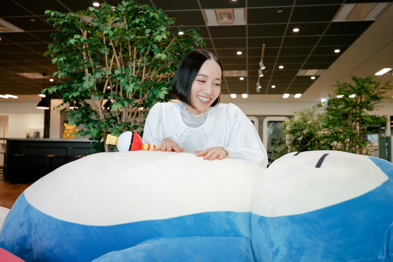 椅子に寝そべるカビゴンのぬいぐるみのフカフカ具合を楽しむのっちさん「おうちに置いたらこれだけでいっぱいになっちゃう（笑）」。