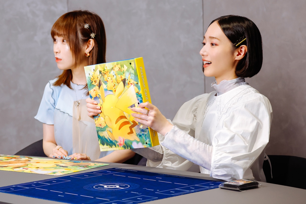 コレクションファイルを手にしたのっちさん。