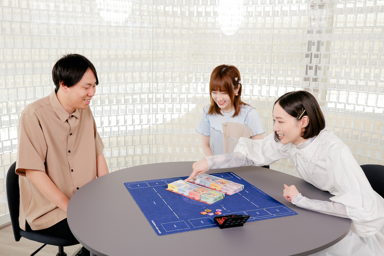 「好きなポケモンを選んでください」と言われて、迷いながらもミライドンのデッキを手に取るのっちさん。