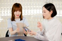 のっちさんの手札を見ながら、ななっぷるさんが次にするべきことを伝えます。