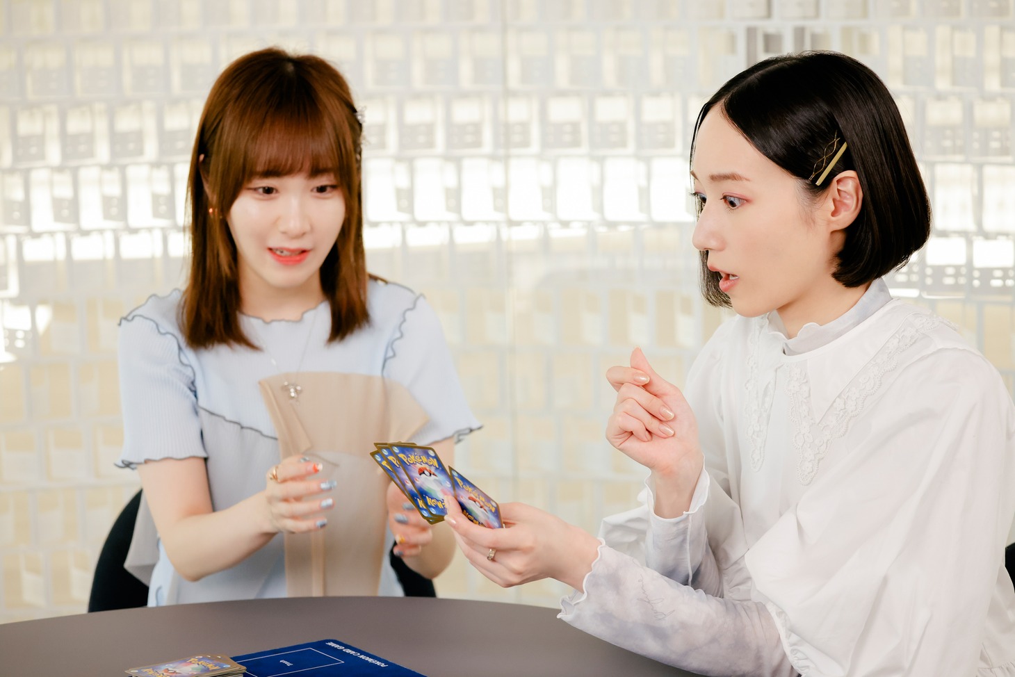 のっちさんの手札を見ながら、ななっぷるさんが次にするべきことを伝えます。