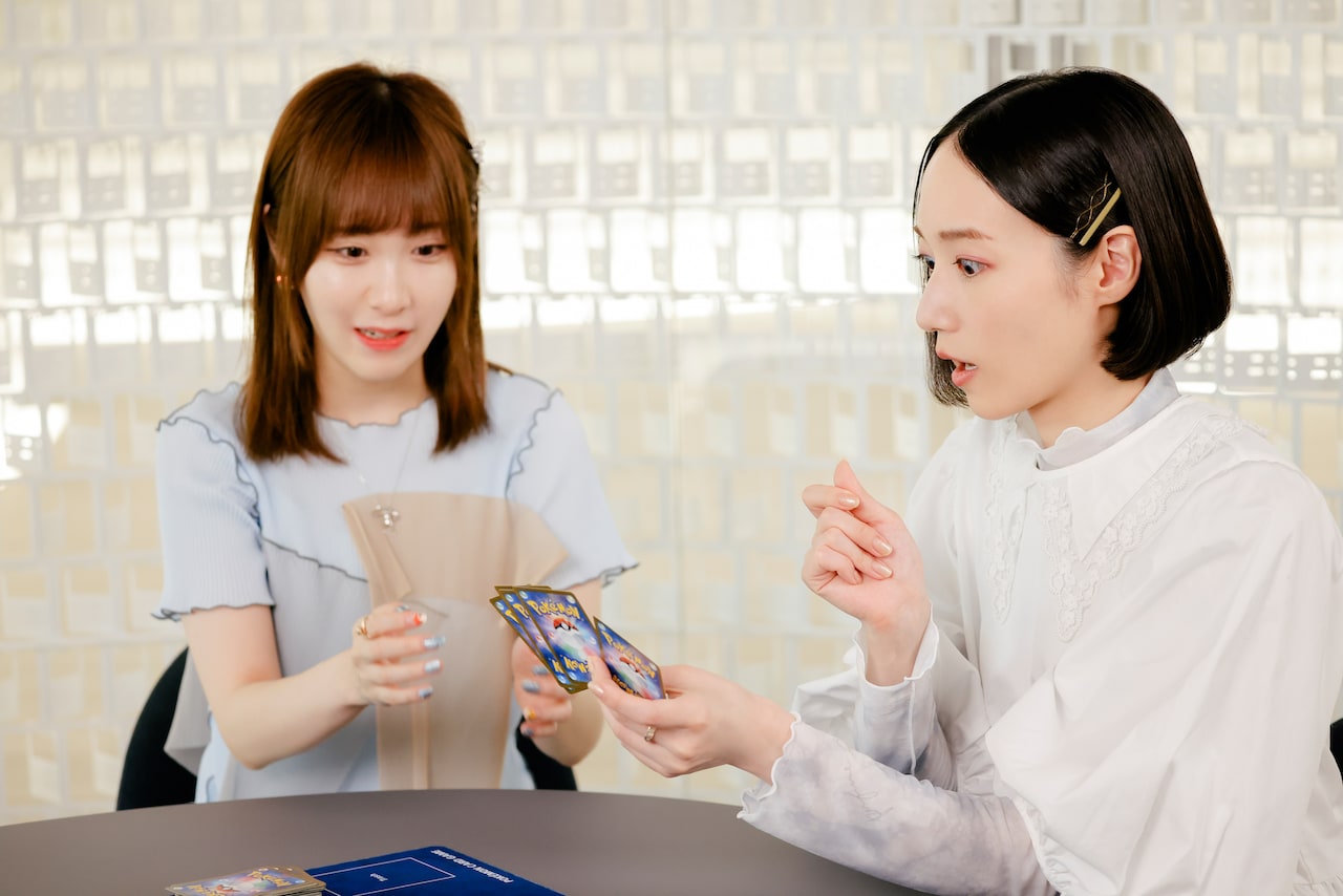 のっちさんの手札を見ながら、ななっぷるさんが次にするべきことを伝えます。