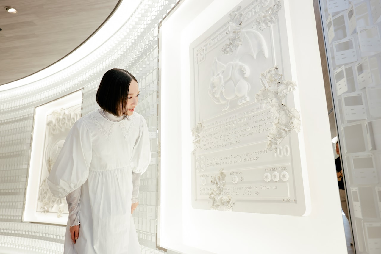 リザードンのカードを結晶化させたダニエル・アーシャムさんの作品。