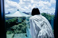 窓の外を覗き込むのっちさん。