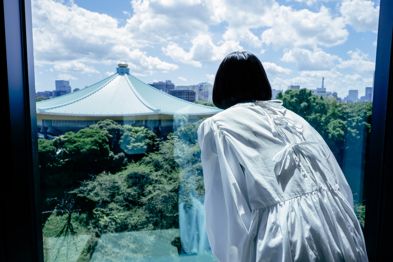 窓の外を覗き込むのっちさん。