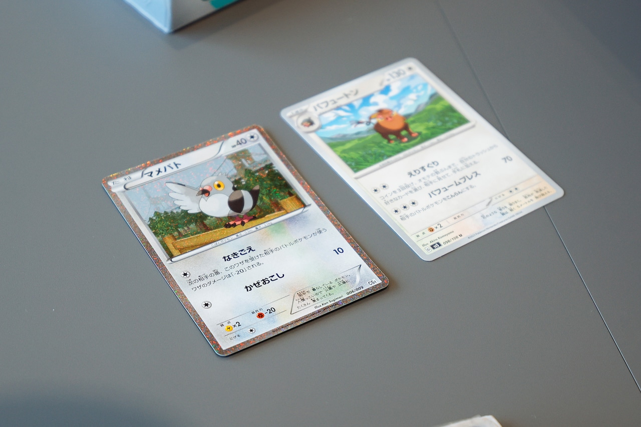 左からマメパト、パフュートン。左のマメパトは2010年から2013年にかけて販売されたBWシリーズのカード。