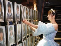 自身の“壁写真”を外す瀧野由美子。(c)STU