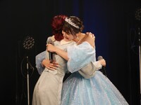 抱き合う岡田奈々と瀧野由美子。(c)STU