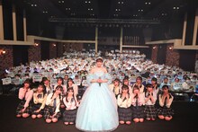 客席をバックに記念撮影する瀧野由美子とSTU48メンバー。(c)STU