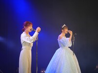 「てもでもの涙」を歌う岡田奈々と瀧野由美子。(c)STU