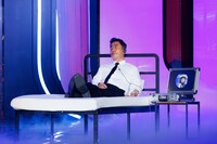 ATEEZのステージに登場したリュ・スンリョン。 (c)CJ ENM Co., Ltd, All Rights Reserved