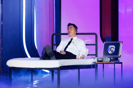 ATEEZのステージに登場したリュ・スンリョン。 (c)CJ ENM Co., Ltd, All Rights Reserved